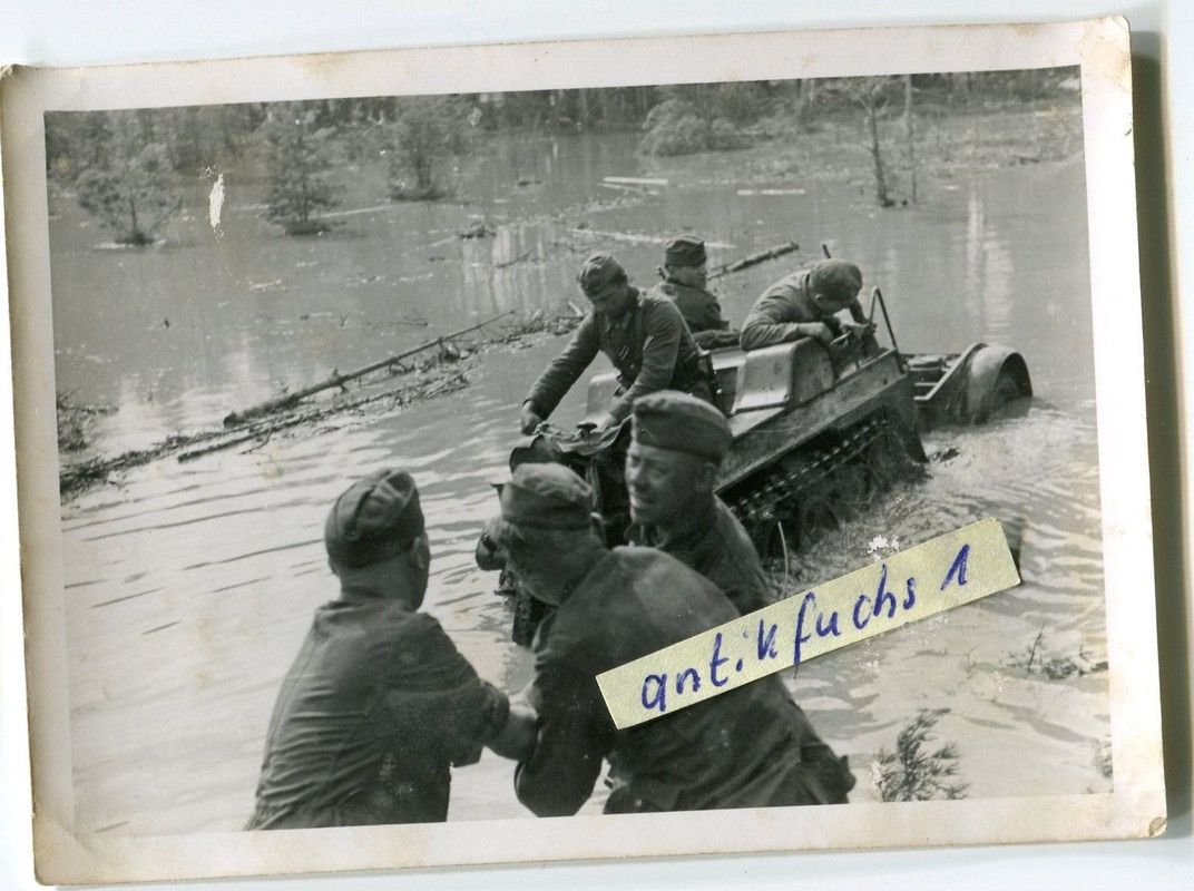 NSU-Kettenkrad bei Fluß-Durchfahrt in Rußland im