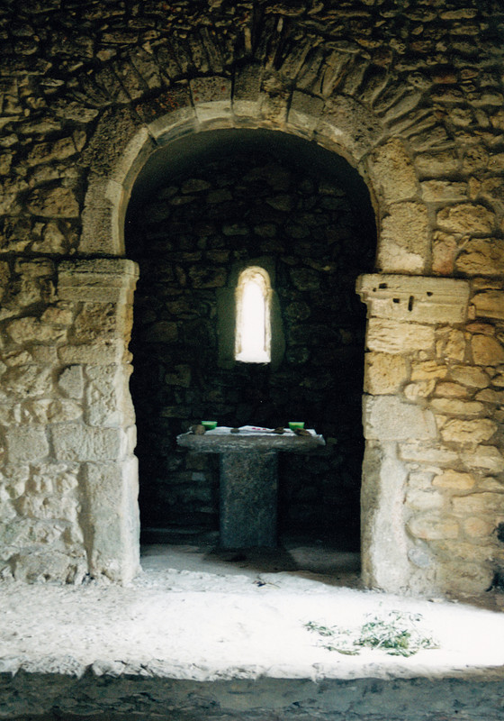 Chapelle_Saint-Laurent_de_Moussan_-_arc_outrepassé_-_02