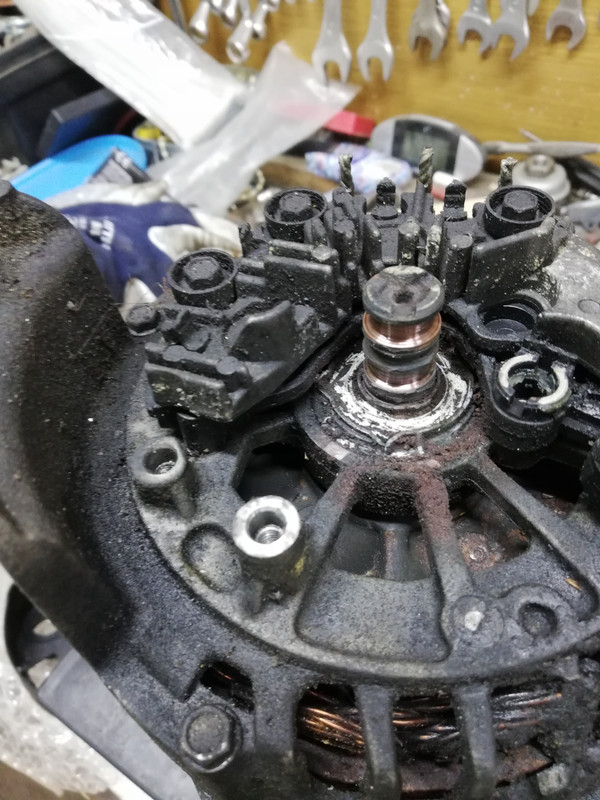 Forum Klubu Roverki.pl :: [R75] Alternator 120A - Komutator Tak Wyglada?