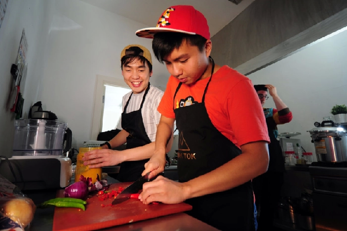 Chew dibantu sepupu buat sambal Mak Tok's