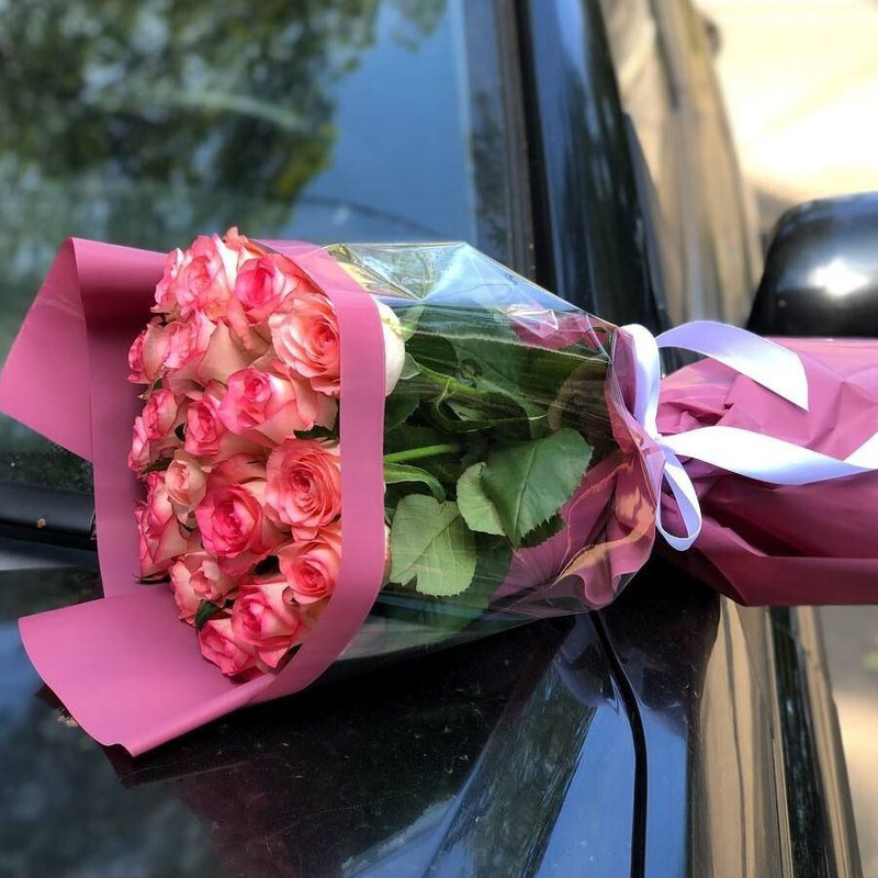 19 біло-рожевих троянд