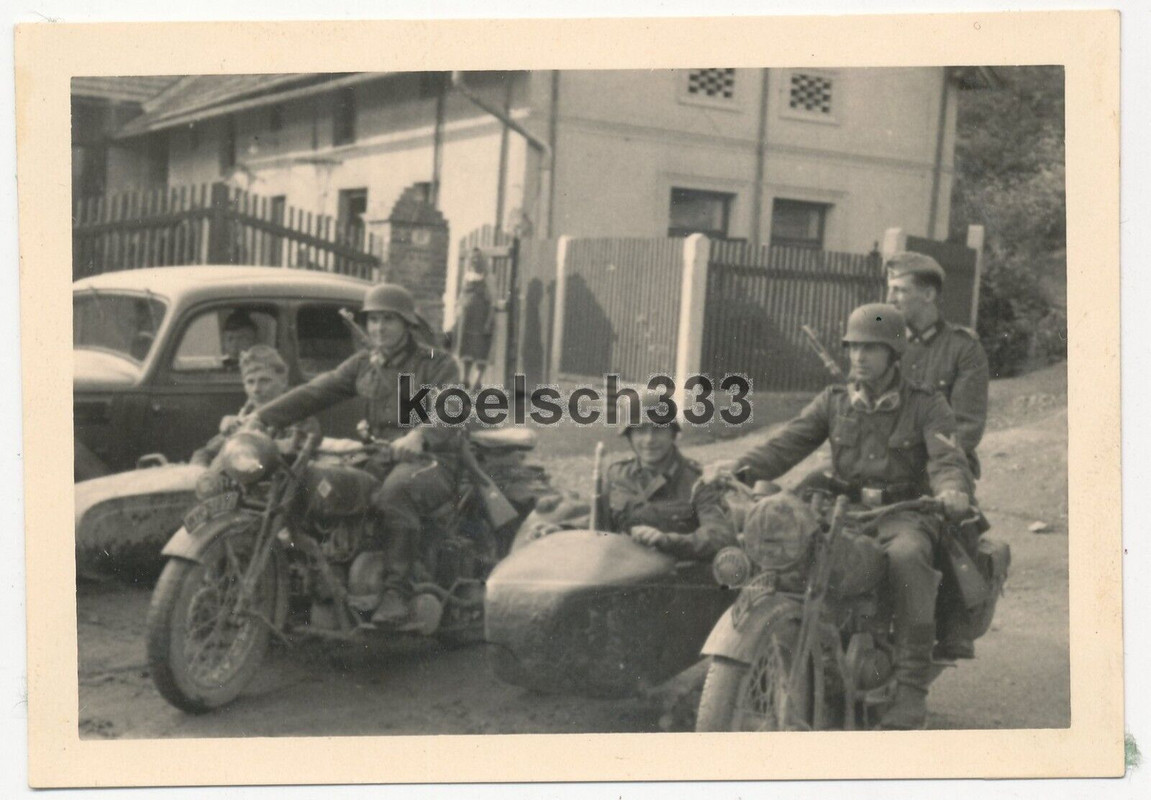 Foto Kradschützen der Wehrmacht mit Motorrad Gespannen vor einem PKW ...