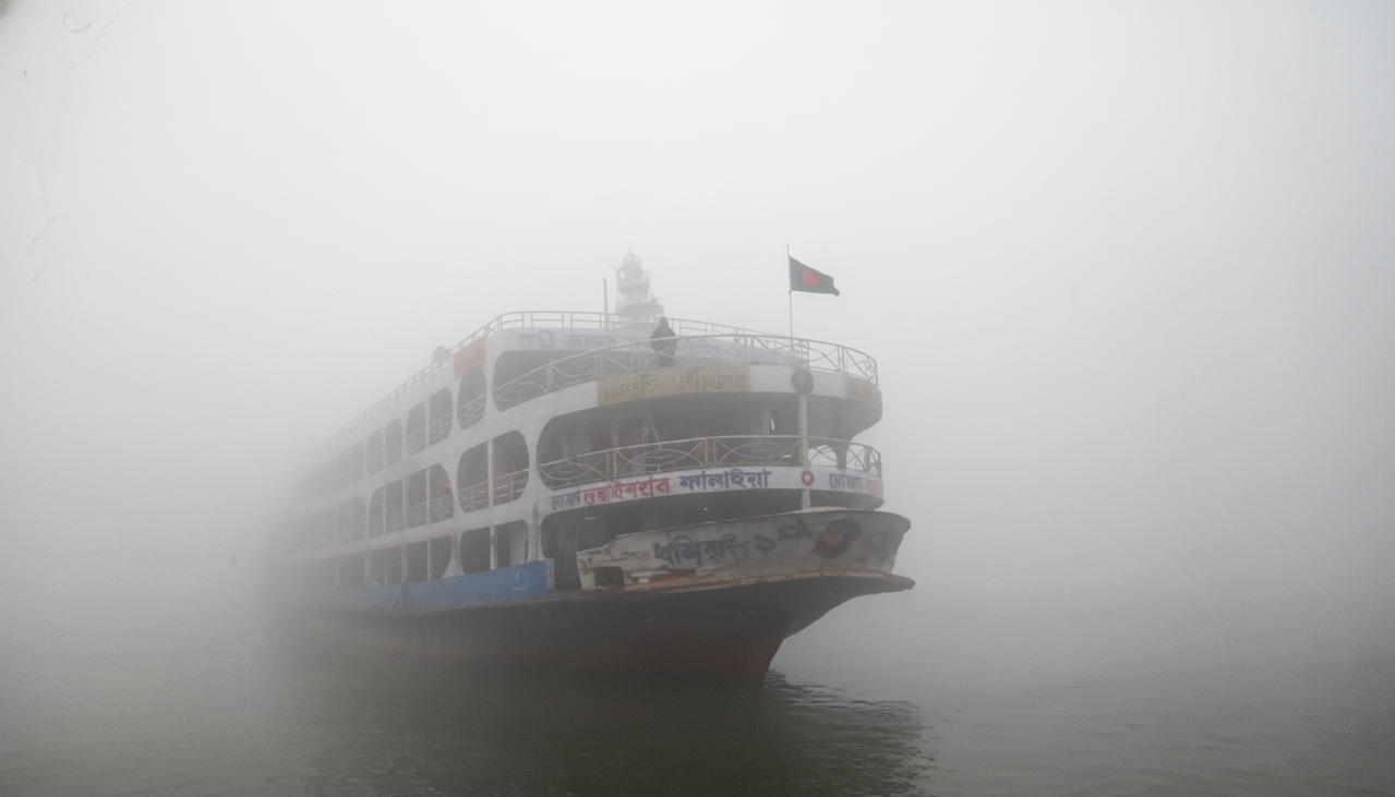 কুয়াশায় লঞ্চ চলাচলে বিঘ্ন ও যাত্রীদের ভোগান্তি