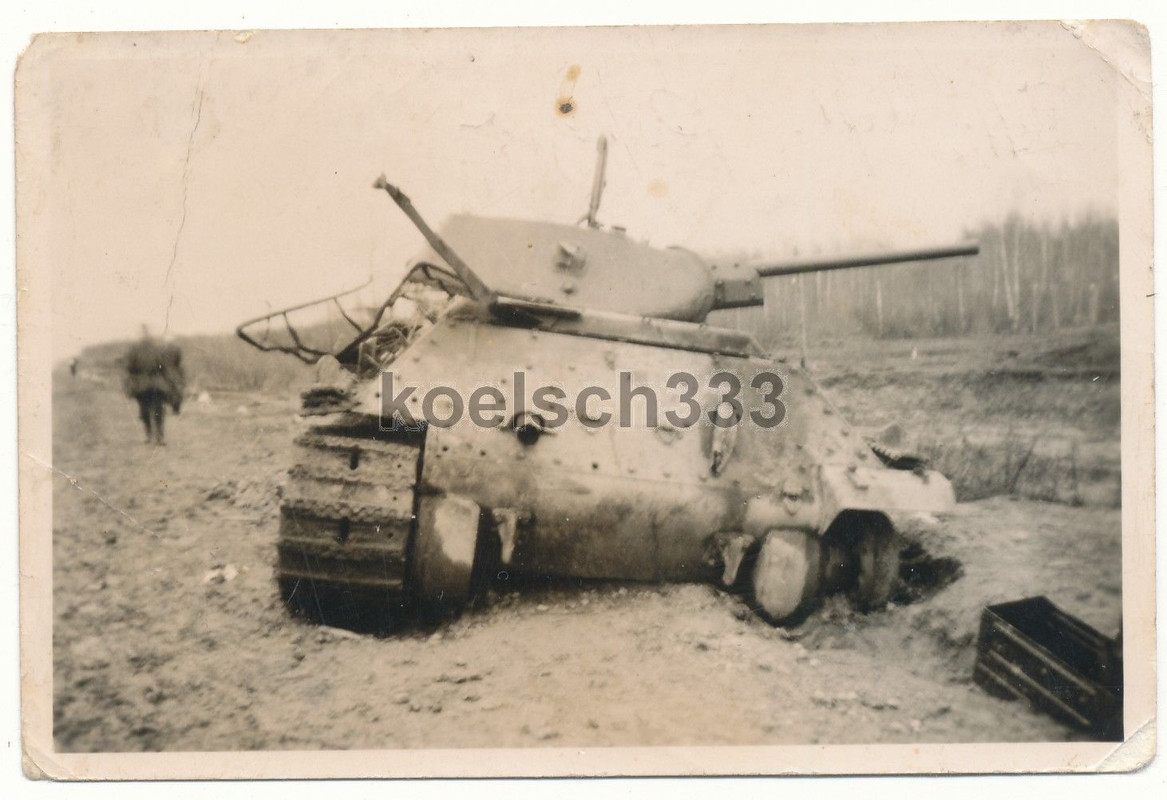 Foto von Panzerjägern erledigter russischer T-34 Panzer an der O
