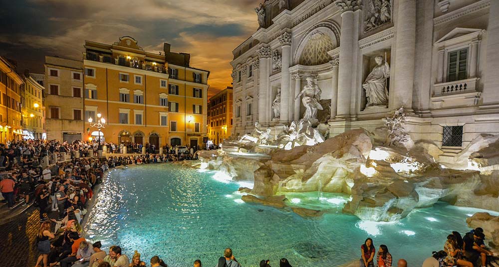 Bagno nella Fontana di Trevi a Roma: multato ritorna e si rituffa [VIDEO]