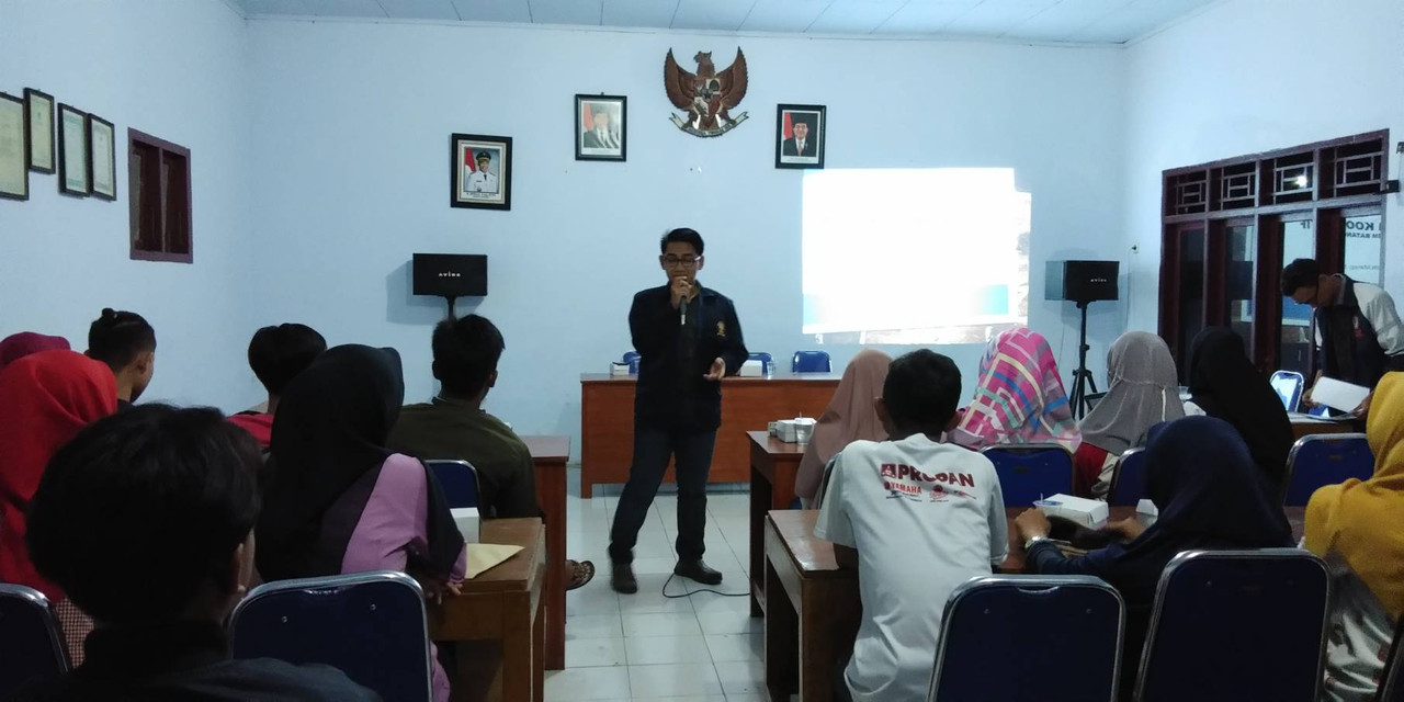 Penyampaian Materi oleh Dosen KKN Kec. Warungasem