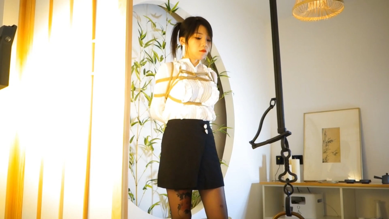 锐度主张 嫣儿黑丝OL口球单腿缚.mp4_20220921_185136.634