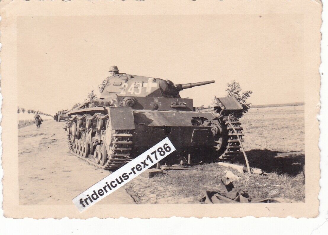 Panzer 3 Tank Kennung 243 nach Treffer Polen 1939 weißes Balkenk