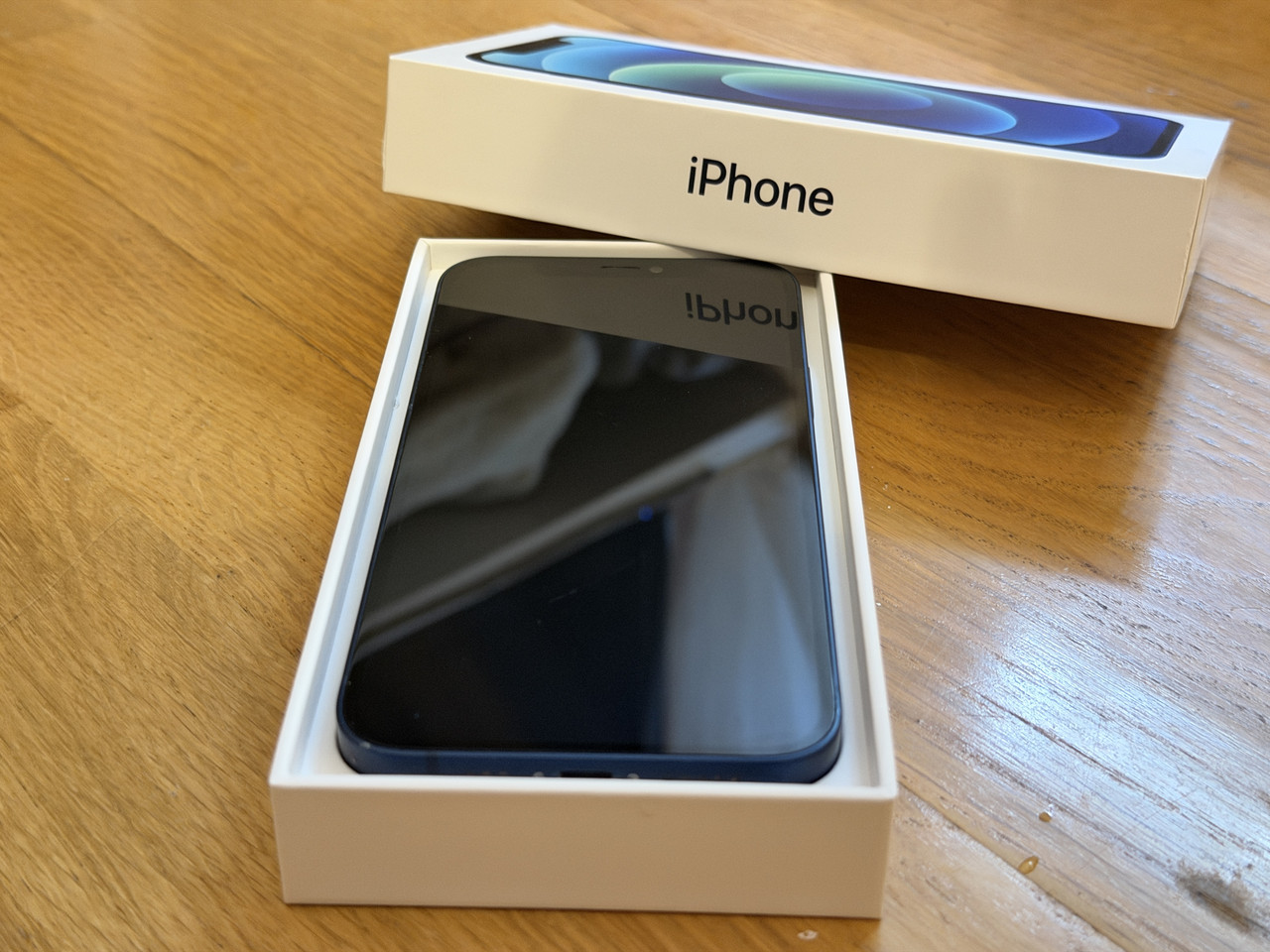 iPhone von vorne mit Verpackung