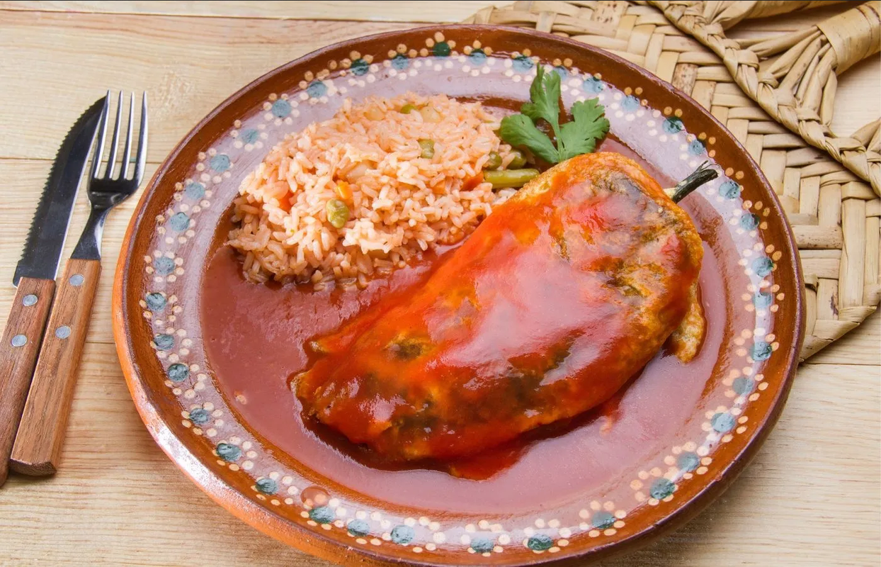 ¿Qué hacer de comer? Prepara unos ricos chiles rellenos de pollo