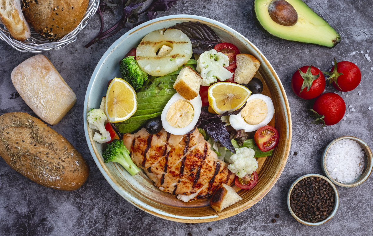 Salada saudável com frango grelhado
