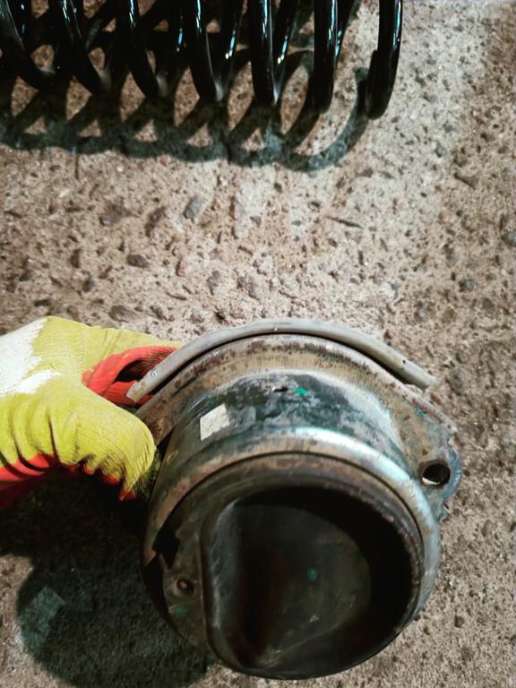 Опора заднего амортизатора