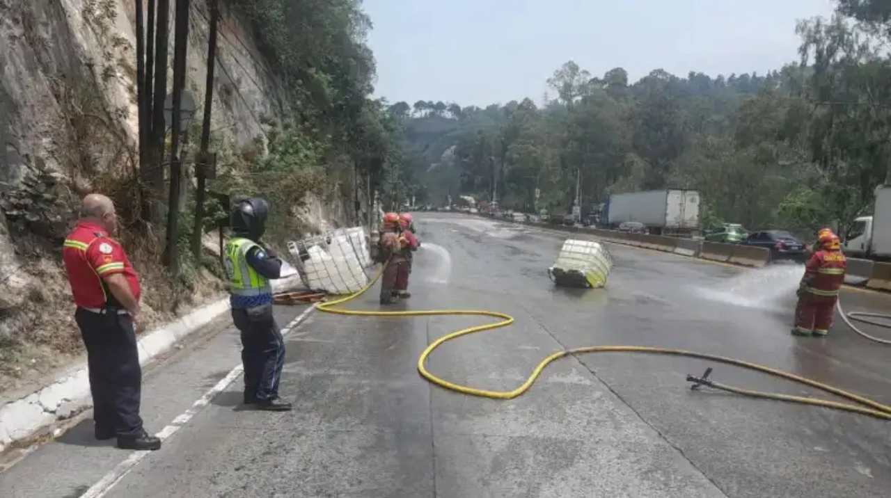 Guatemala: Camión derrama recipientes con cloro y cierran la carretera