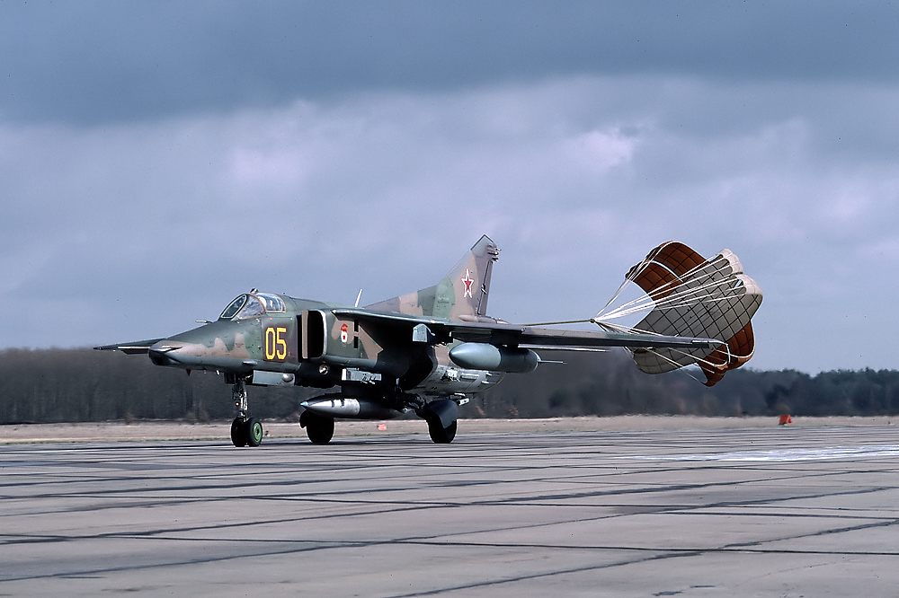 19 GvAPIB Mig-27D Yellow 05_61912561307 (4)