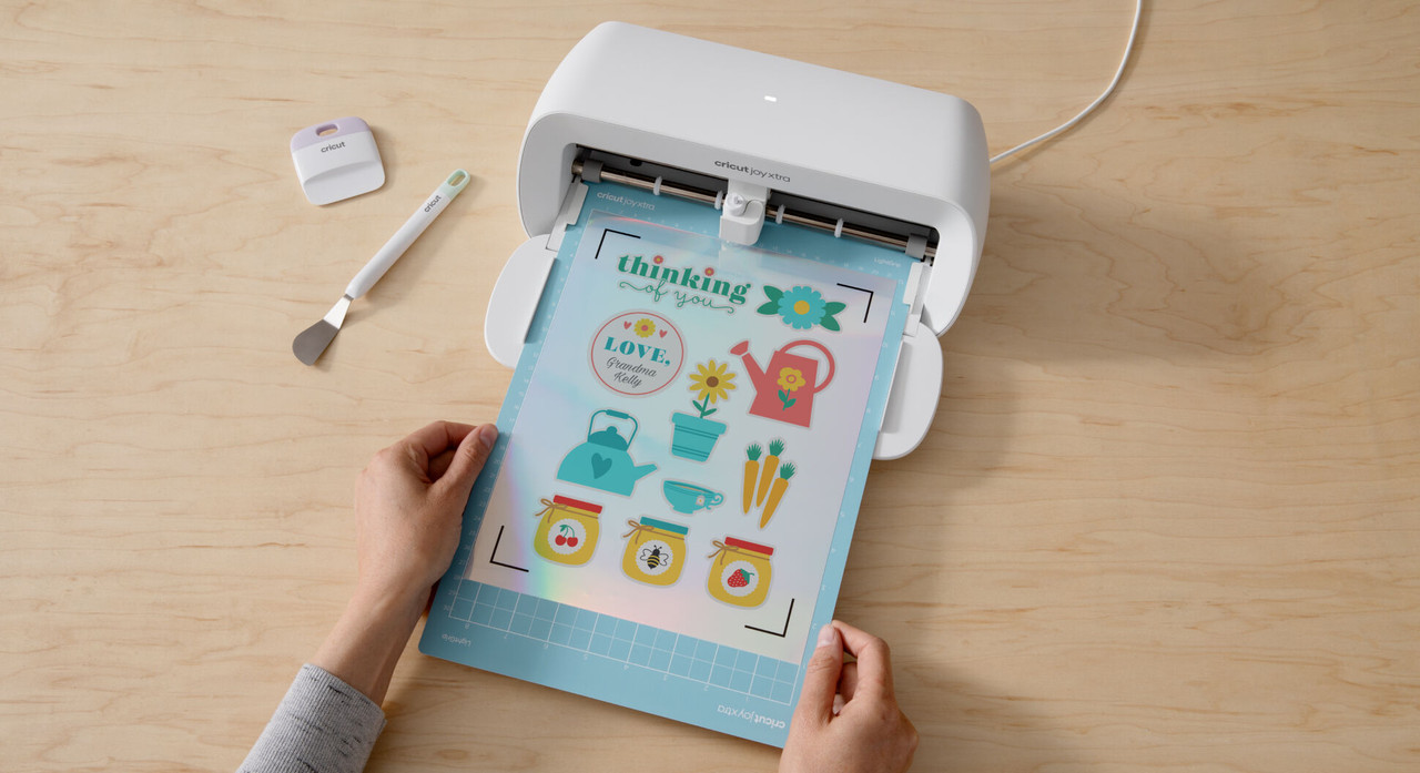 Una variedad de tarjetas personalizadas y etiquetas creadas con la Cricut Joy.