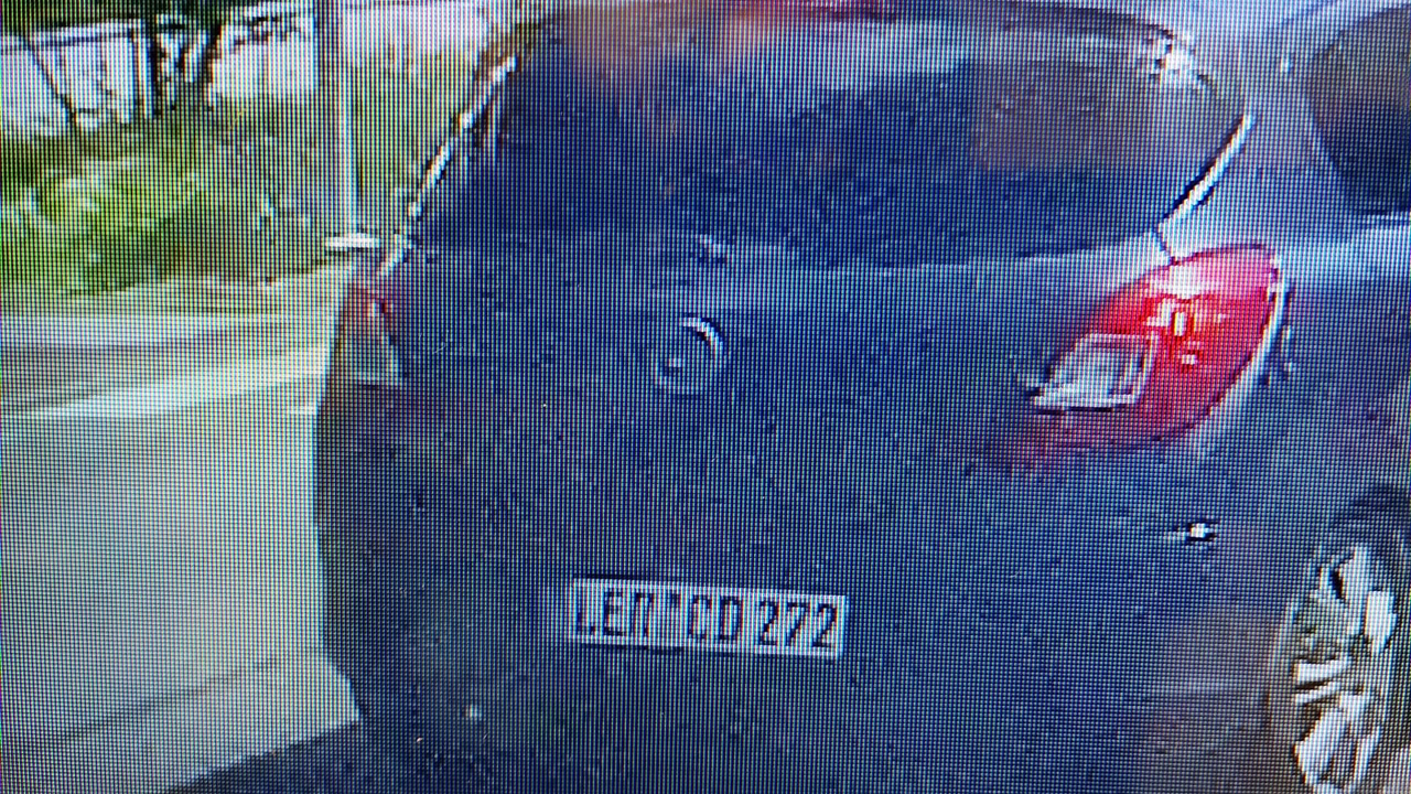 Pri pátraní po podozrivých vozidlách sa niekedy najlepší vyšetrovací tím zíde priamo v komentároch na sociálnych sieťach. Bratislavská polícia síce zverejnila stručnú prosbu o pomoc, no bystré oko fanúšikov nemeckého registračného systému okamžite odhalilo obrovské nezrovnalosti.