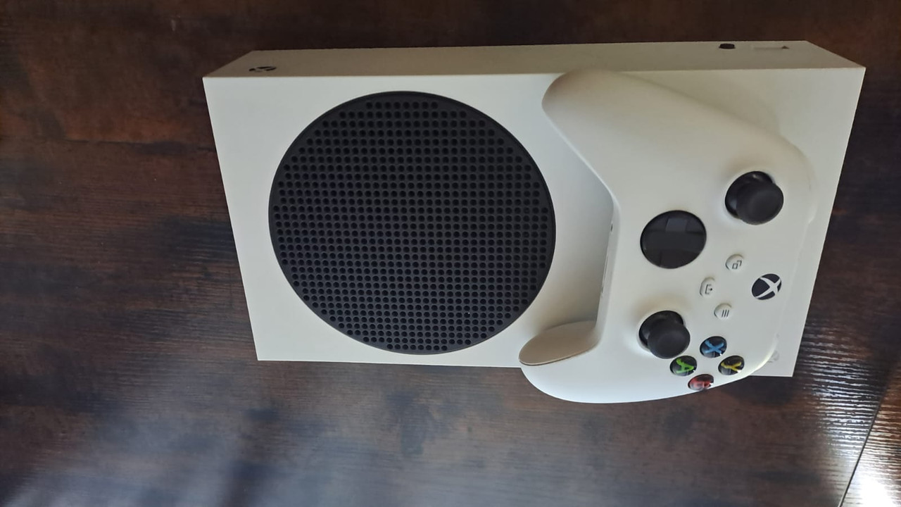 [For Sale] - Xbox Series S + Controller | Xbox | Carbonite