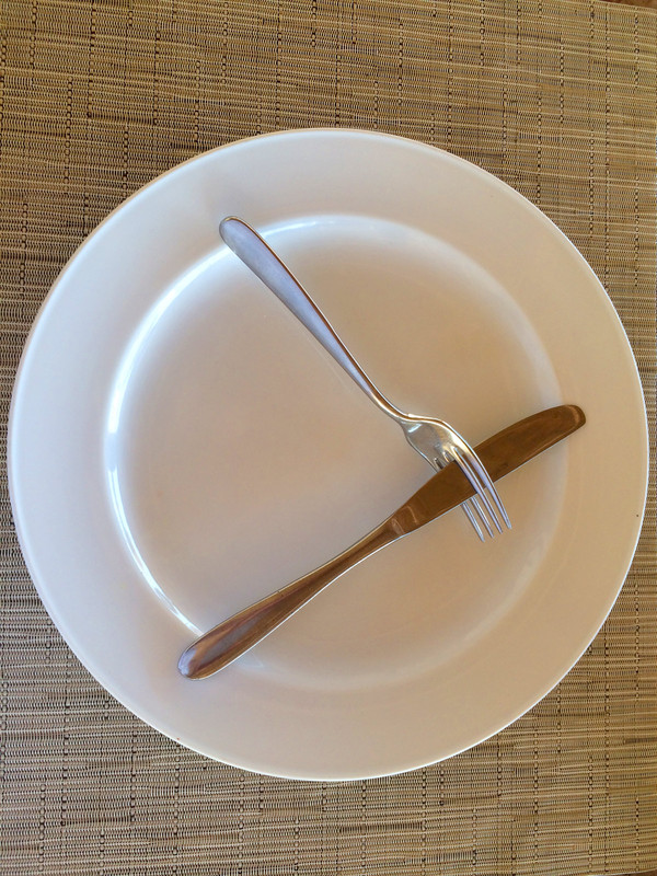 Pribor na tanjiru kaže "Nisam uživao u obroku"