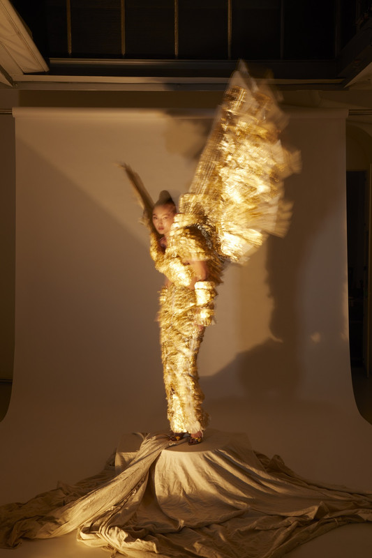 Tiziano Guardini alla mostra Rara Avis con l'abito couture Vittoria del Colibrì Tiziano Guardini alla mostra Rara Avis con l'abito couture Vittoria del Colibrì