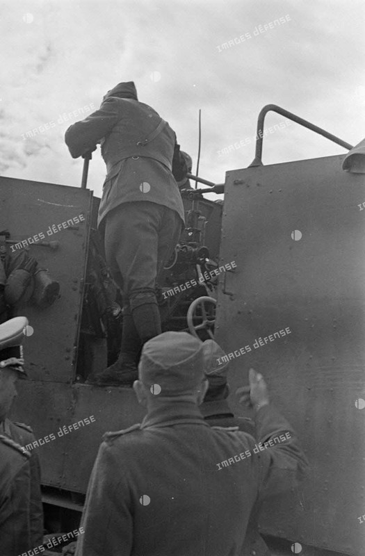 Le général Cavarello inspecte un blindé SdKfz-6 équipé d'un canon de 7,62 cm PaK (r).2