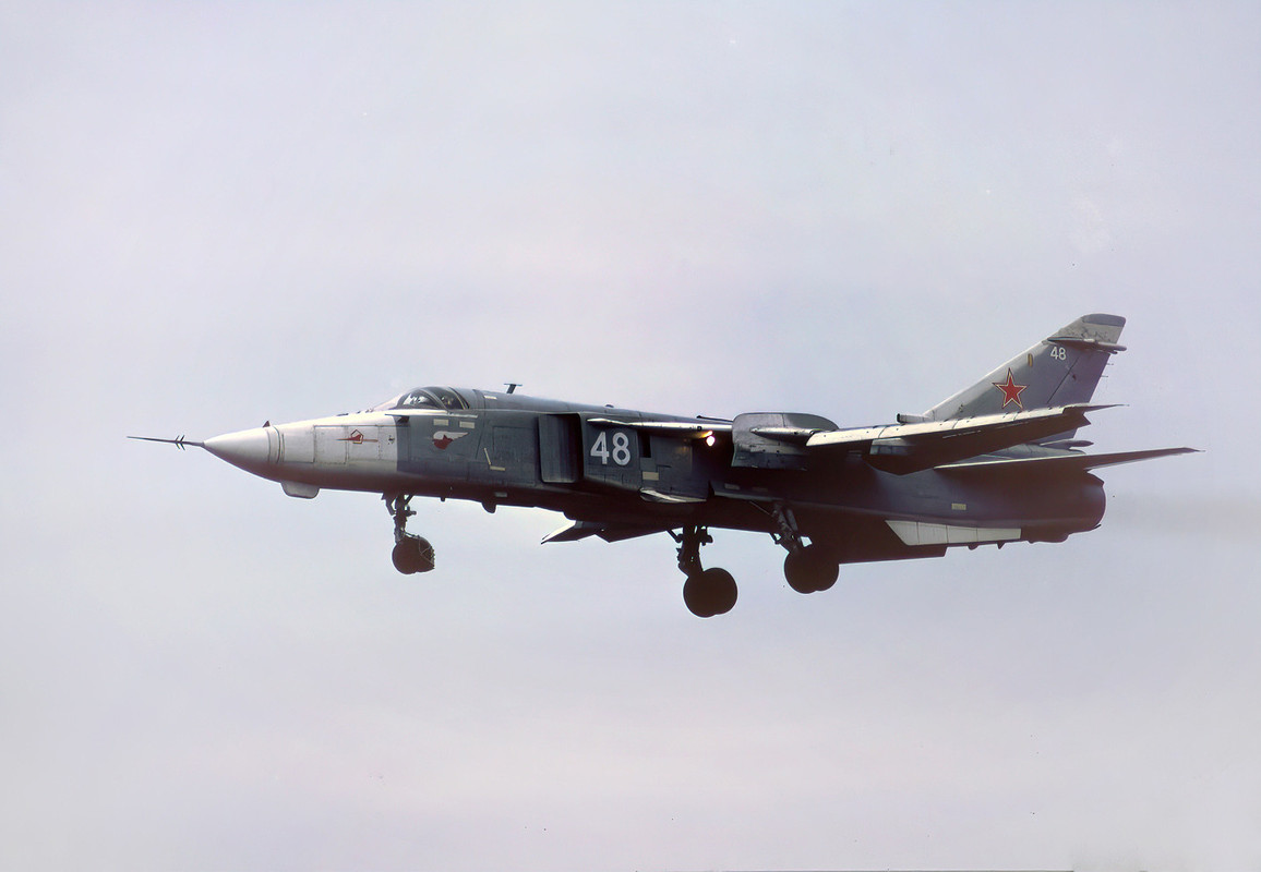 11 ORAP Su-24MP 48 White (3)
