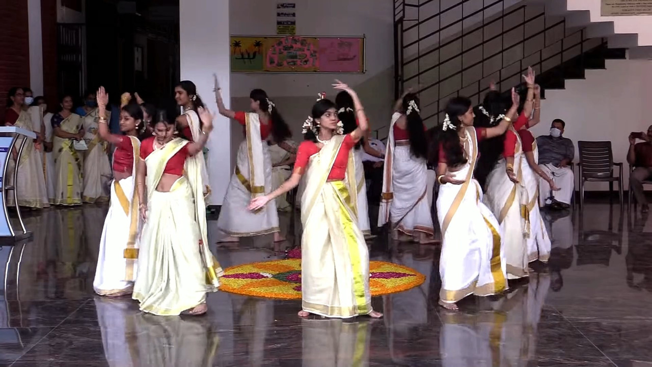 Cute Beautiful Malayali girl Navel slips while thiruvathira.mp4_snapshot_00.22.124