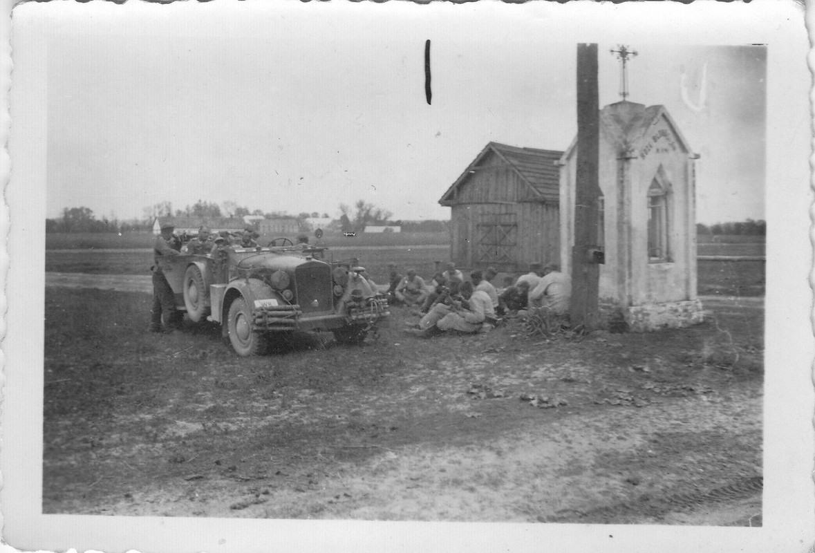 Wehrmacht Kübelwagen in Polen am kleinen Altar m