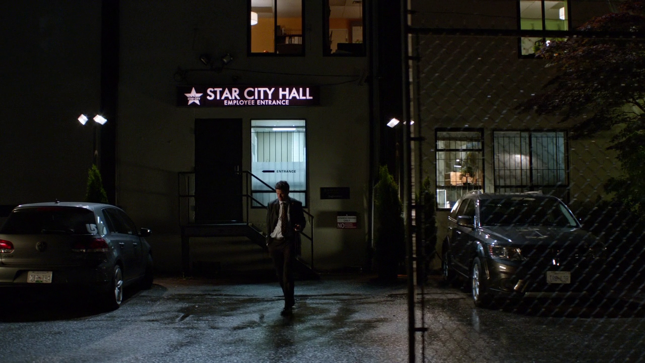 Arrow.S04E01.Green.Arrow.720p.BDMux.ITA.ENG.x264-BlackBit[screenshot 4]
