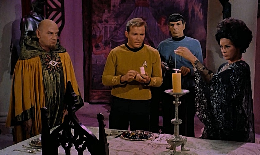 TO-SERVE-MAN-THEO-MARCUSE-STAR-TREK-FOTOR.jpg