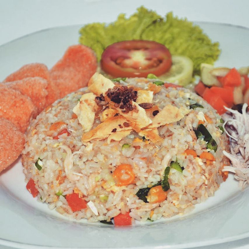 Sajian menu nasi goreng Singapore di Waroeng Nasgor Koko Will, tempat makan malam di Bekasi.
