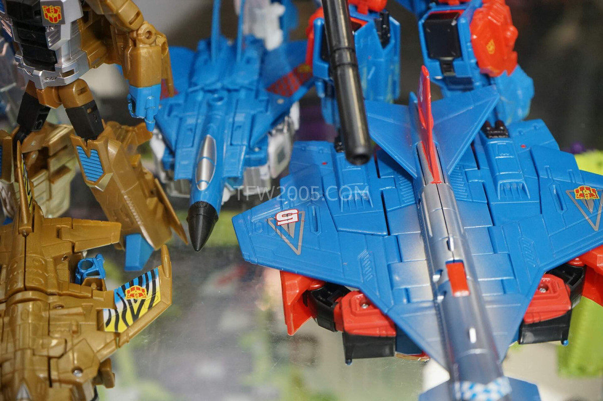 SDCC2015-Hasbro-Case-Transformers-Combiner-Wars-