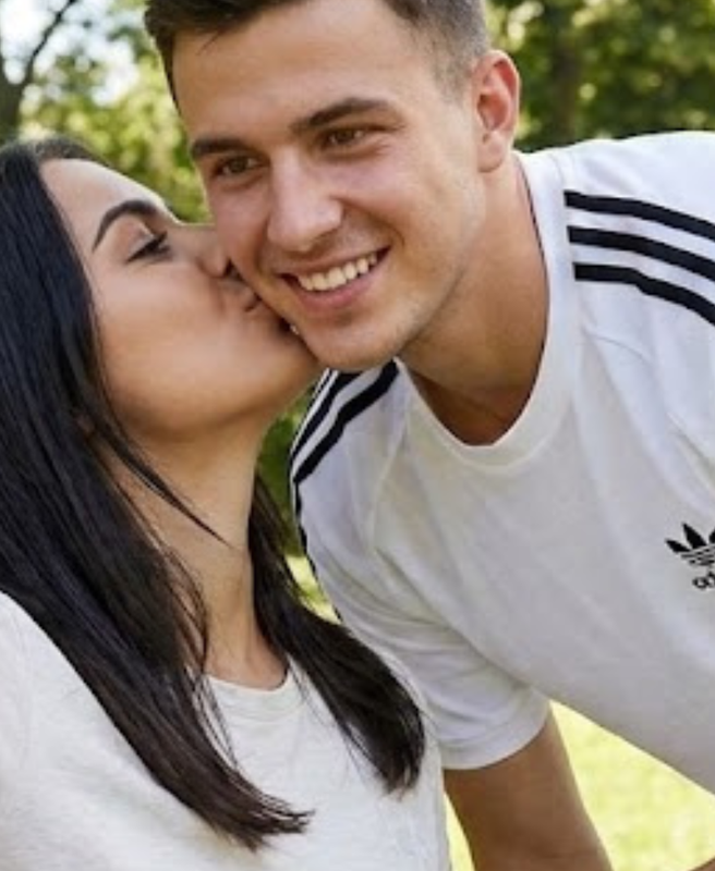 Novia toma foto al novio con conjunto blanco