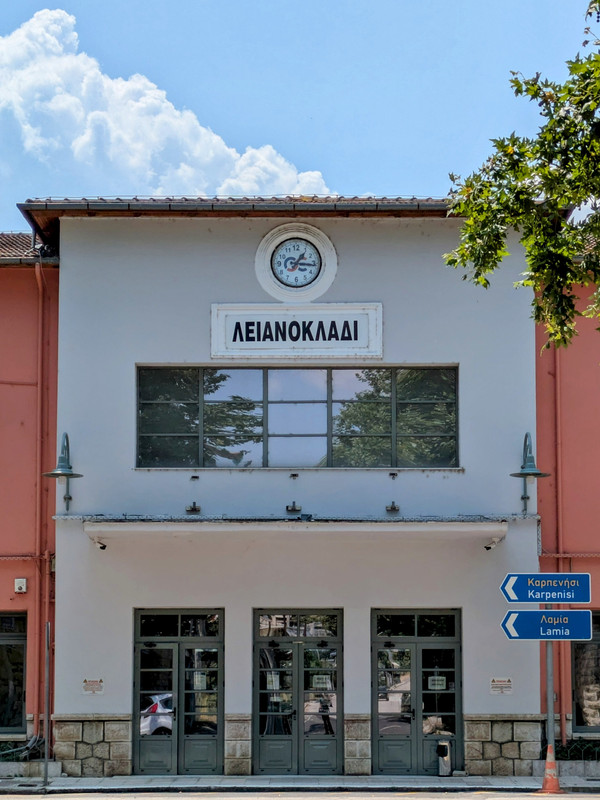 A train station with the name sign reading Lianokladi