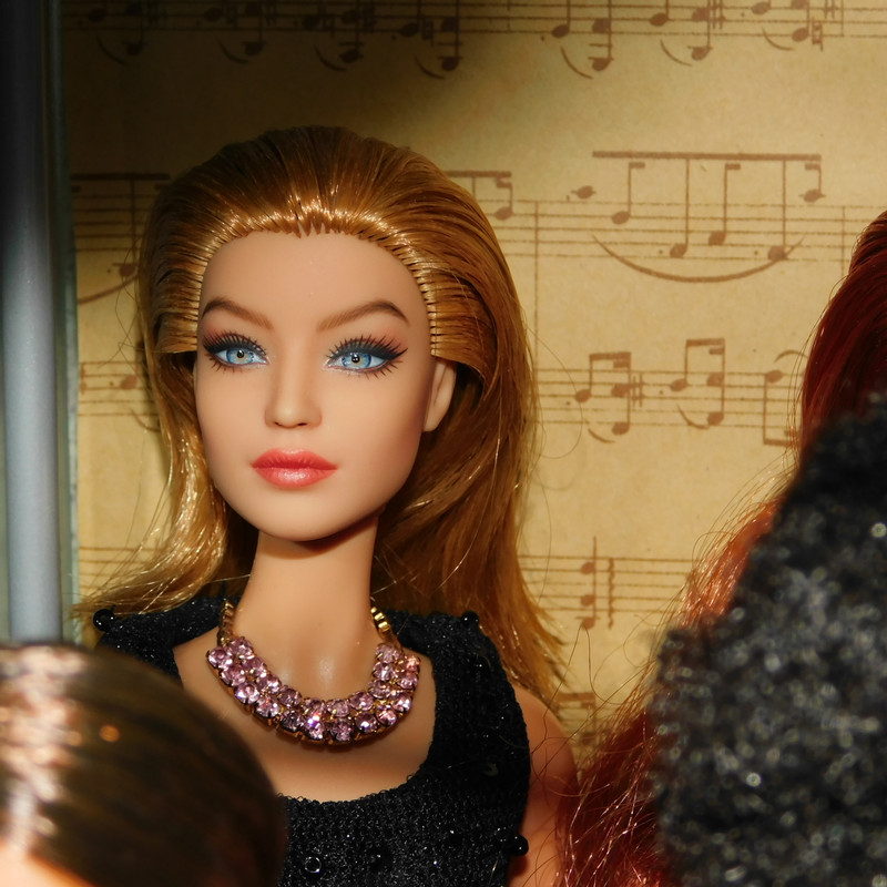 продажное экщшны и фото в витрине 019