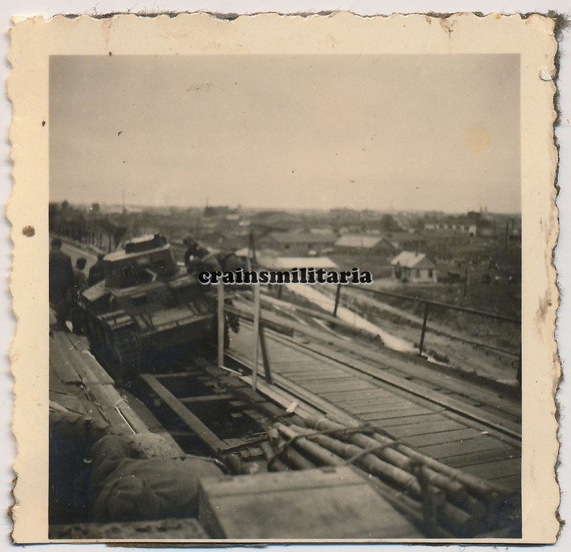 Orig. Foto Panzer 38 (t) Beute Panzer Tank auf Brücke in Russland 1941