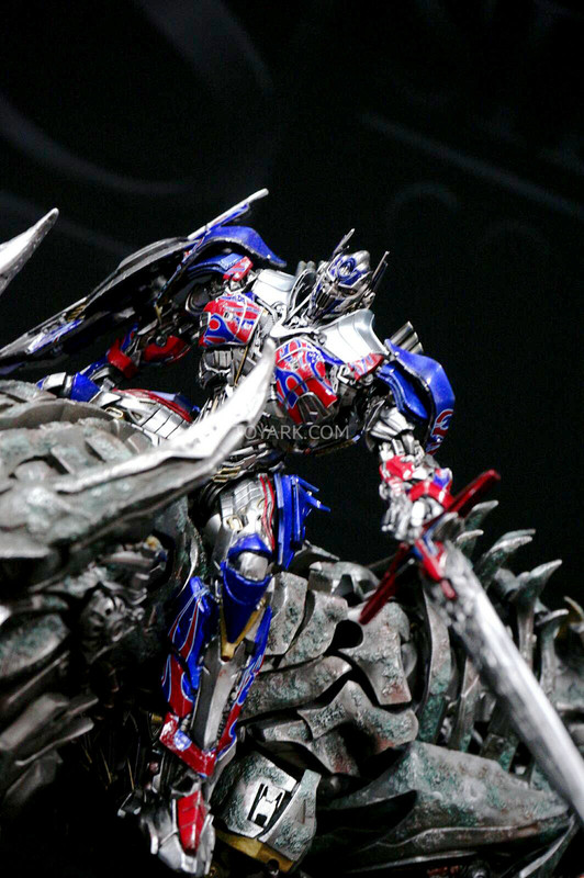 SDCC-2014-Sideshow-Transformers-Optimus-and-Grim