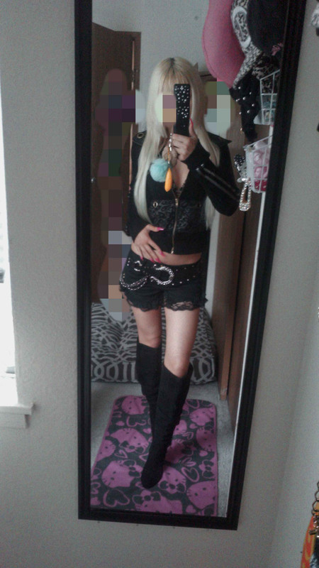 mirror selfie of Ray in a black outfit