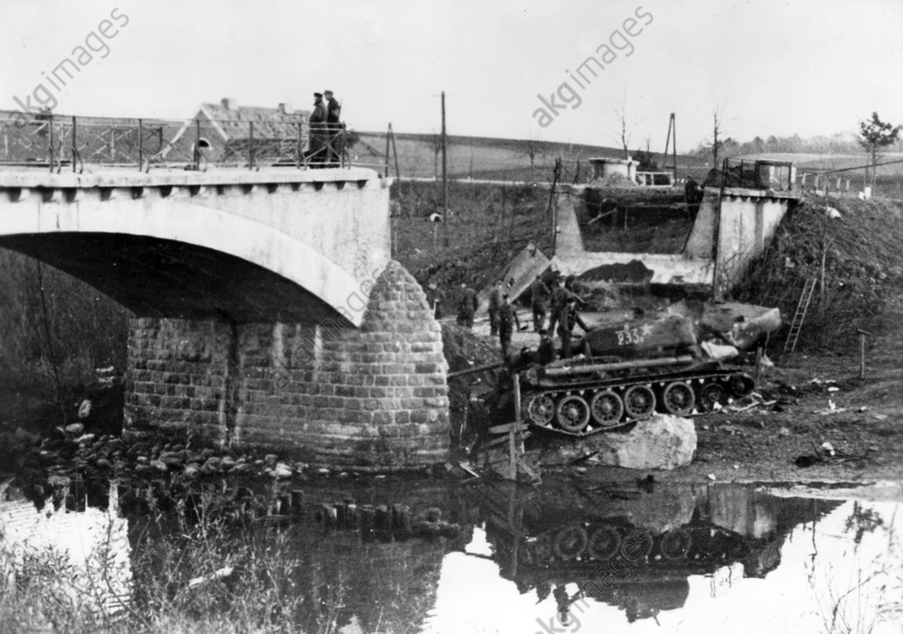zerstörten Brücke bei Nemmersdorf in Ostpreußen (heute Majakowsk