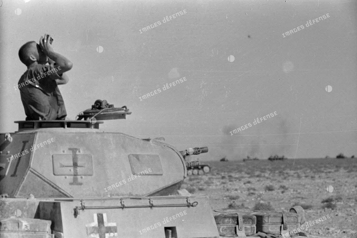 Le chef de char d'un Pz-II Ausf-B ou C observe à la jumelle les mouvements.2