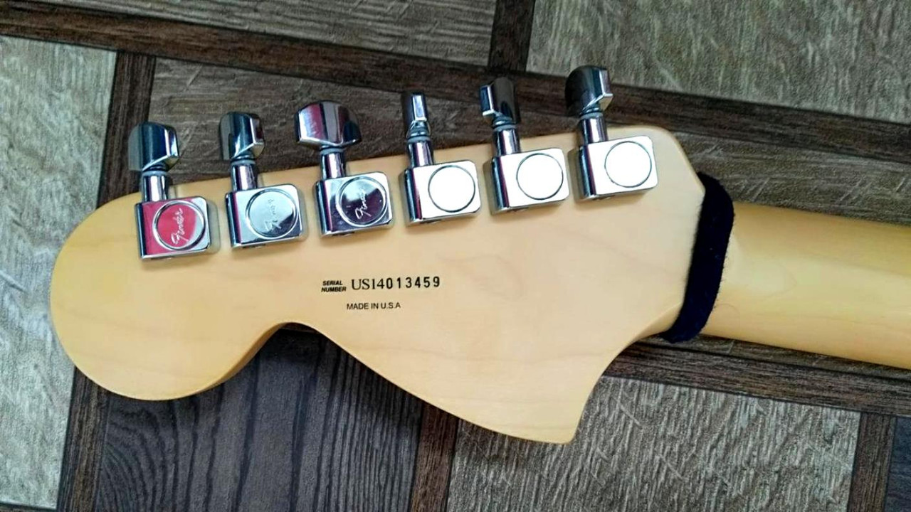 Подписные fender stratocaster. Радиус грифа fender stratocaster. Фендер стратокастер headstock. Fender mexico серийник. Сувенир jag-stang.