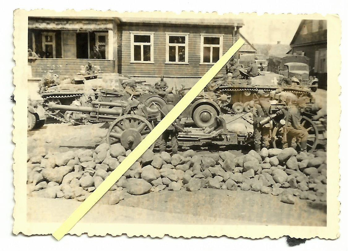 Panzer - Sturmgeschütze und Artillerie in Ort