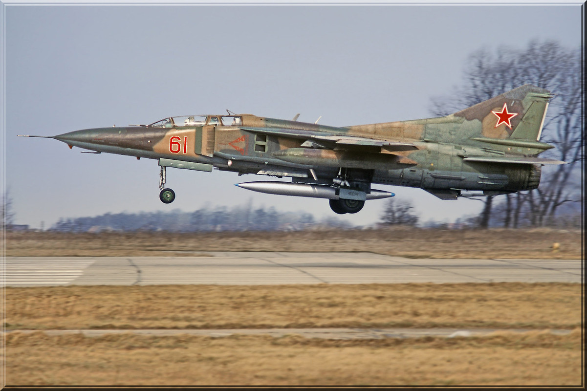 296 IAP Mig-23UB 61 Red_39040074 (2)_Frühling 1993