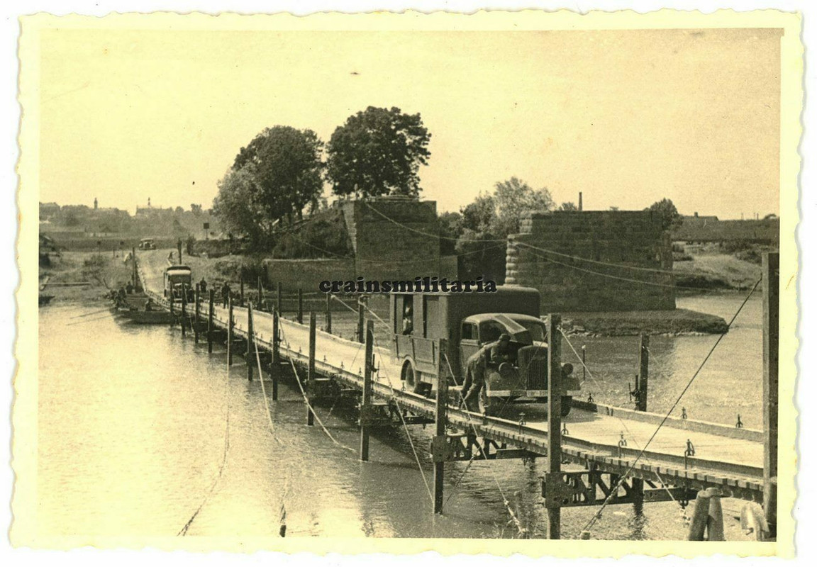 Orig. Foto Vormarsch Opel Blitz Lkw m. geschlossener Aufbau über Notbrücke