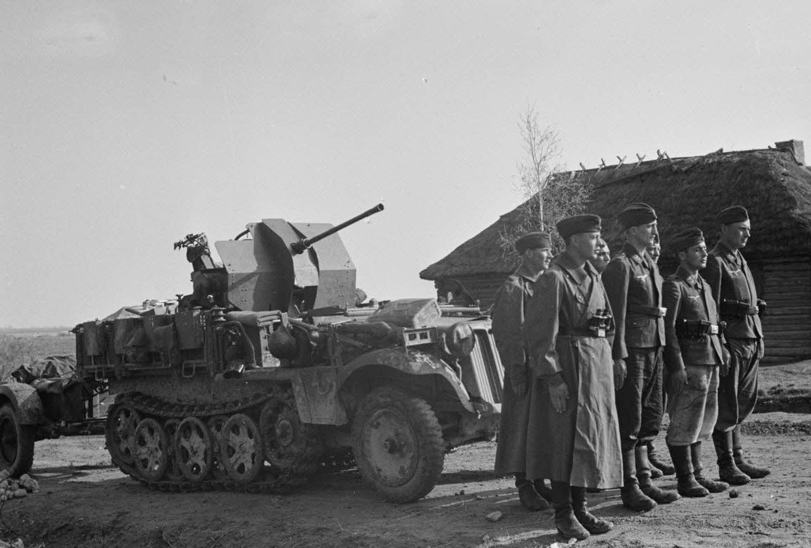 Un semi-chenillé Sd.kfz.105 FlaK 38 du Leichte Flak Abteilung 71 (11.Panzer-Division) (1)