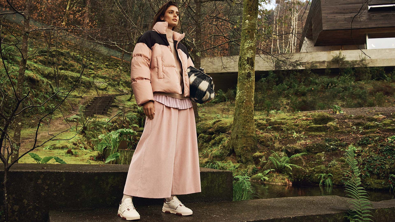 Weekend Max Mara, la campagna FW22-23 con Taylor Hill - Wondernet Magazine