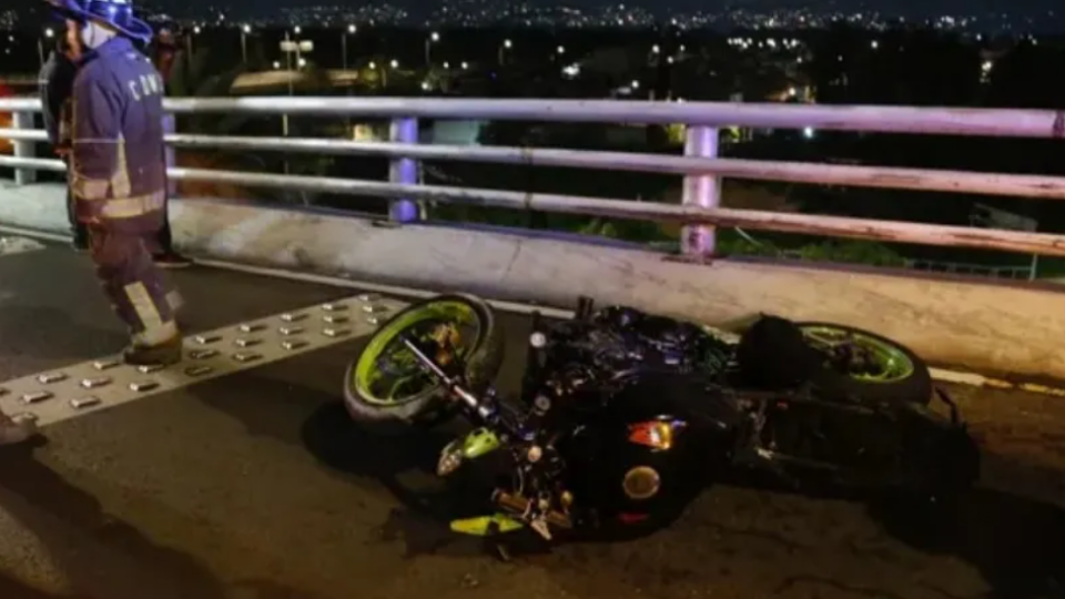 (VIDEO) Motociclista echa 'carreritas' y muere: Cae de puente vehicular de 20 de metros de altura