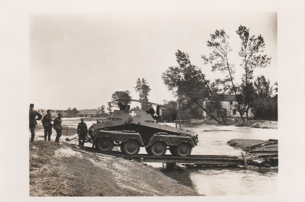 Polen, 4.PD, Panzerspähwagen beim Flußübergang ,Funkwagen