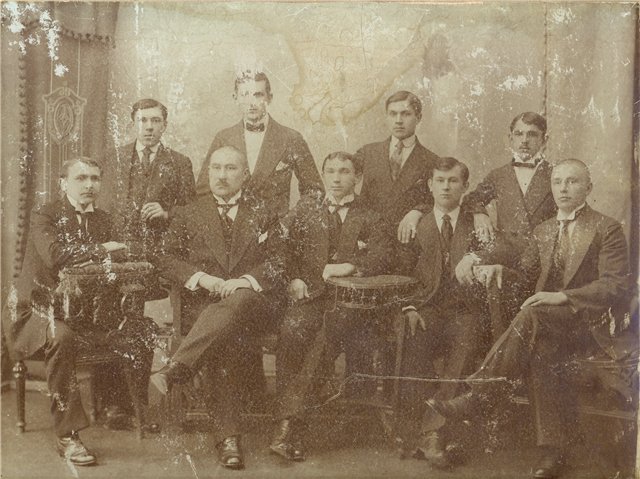 Купец ВЯХИРЕВ со своими приказчиками. Среди них АСМАНОВ ИЛЬЯ.