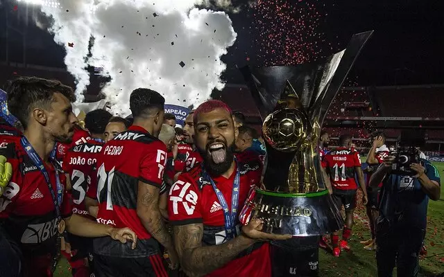 Elenco do Flamengo com a taça do Brasileirão 2020