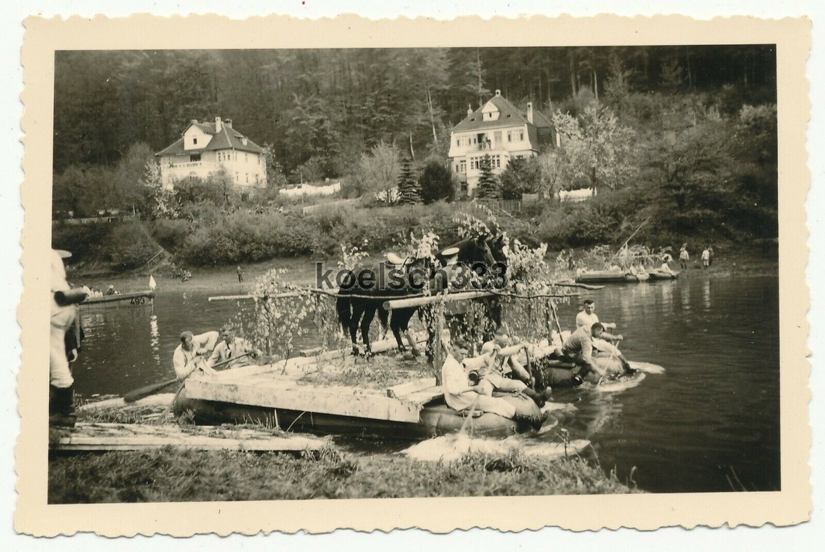 3 Fotos Pioniere der Wehrmacht setzten Artillerie Reg. 29 über einen Fluss über1